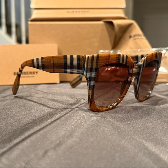 Burberry Kitty BE4364 396713 Sunglasses. NWOT & FULL INCLUSION - Picture 14 of 16